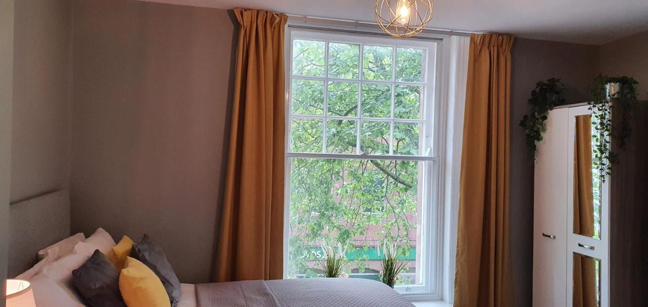 Darwin Stays - Service Accommodation In Newcastle Under Lyme City Centre Exterior photo